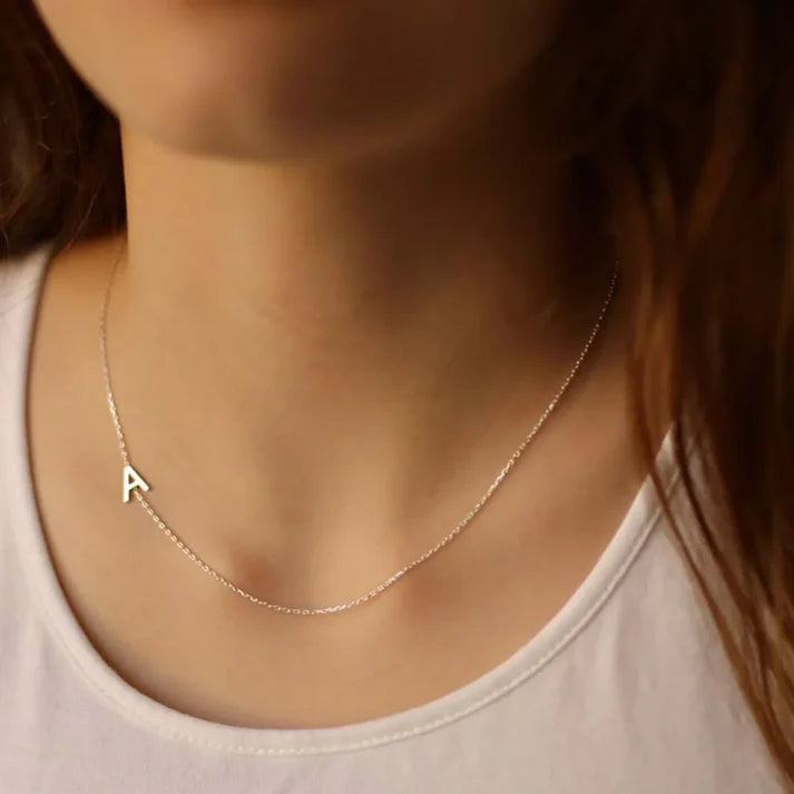 Collar con iniciales personalizadas en horizontal
