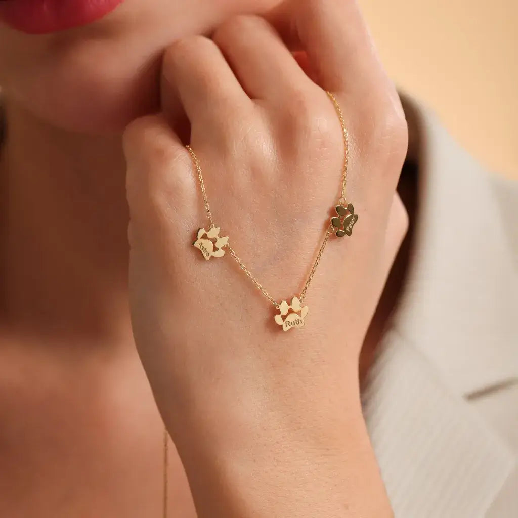 Collar personalizado con nombre y huellas separadas